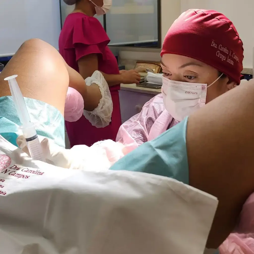 A ginecologista Dra. Carolina N Campos realizando uma cirurgia íntima feminina em sua clínica ginecológica na Barra da Tijuca.